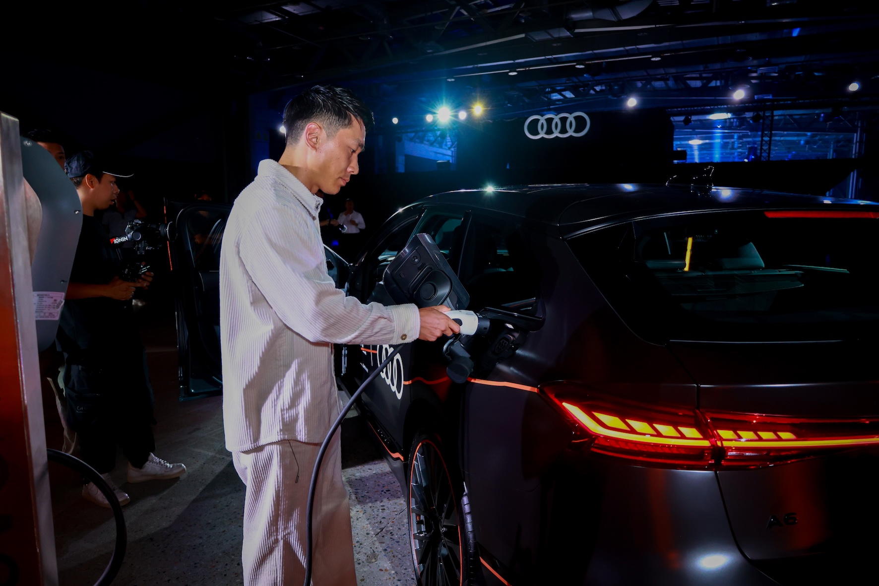 圖說二：EVOASIS 全台最大充電網串聯奧迪授權經銷，提供 EMS 相容家用樁，助車主「買車—裝樁—充電—生活」一站到位，帶動台灣奧迪純電布局升級。